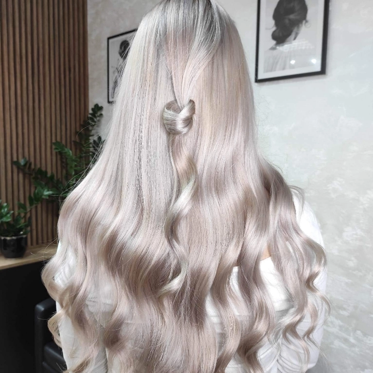 srebrne włosy